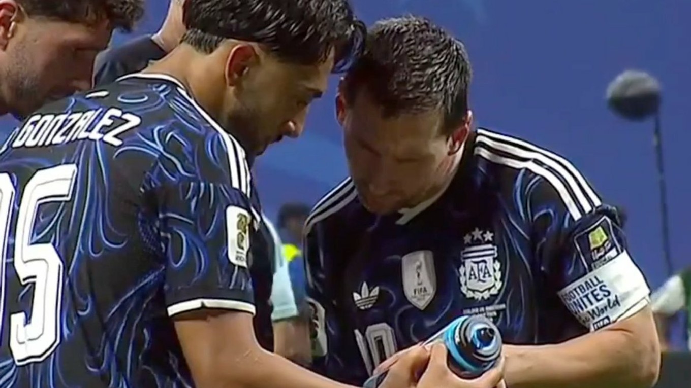 Futbalisti Argentíny skúmajú fľašu anglického brankára.