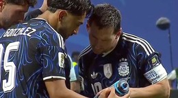 Futbalisti Argentíny skúmajú fľašu anglického brankára.