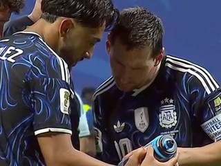 Futbalisti Argentíny skúmajú fľašu anglického brankára.