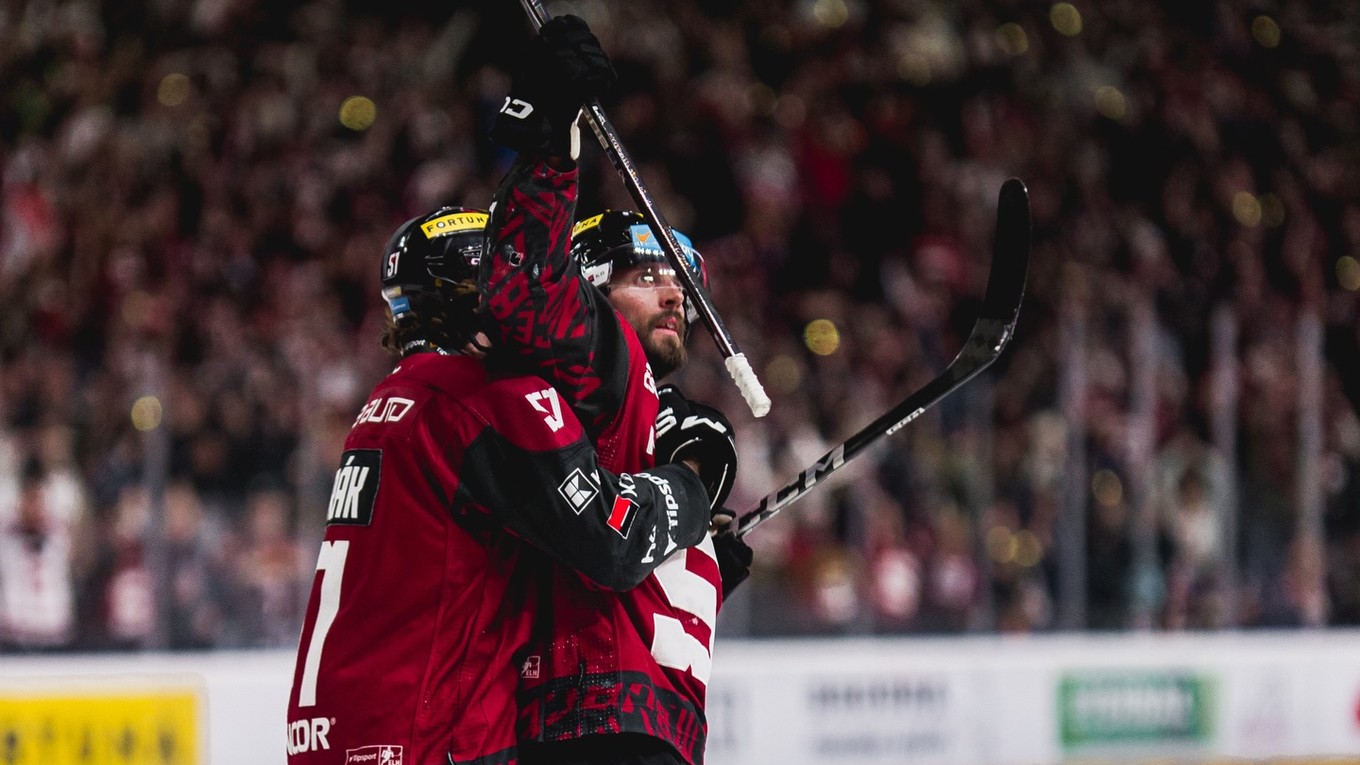 Hráči Sparty sa tešia z gólu.