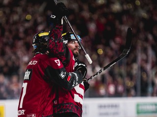 Hráči Sparty sa tešia z gólu.