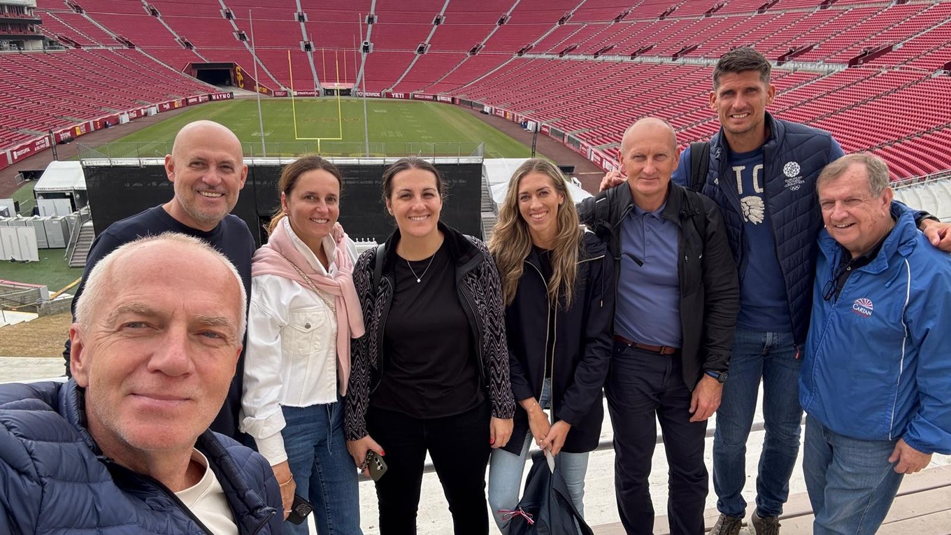 Delegácia SOŠV na štadióne Los Angeles Memorial Coliseum.
