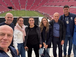 Delegácia SOŠV na štadióne Los Angeles Memorial Coliseum.