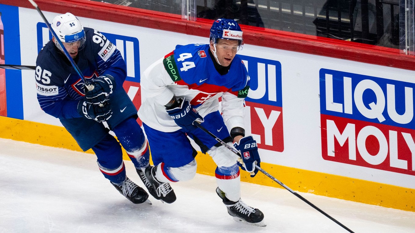 Kevin Bozon a Mislav Rosandič (vpravo) v zápase Slovensko - Francúzsko na MS v hokeji 2025.