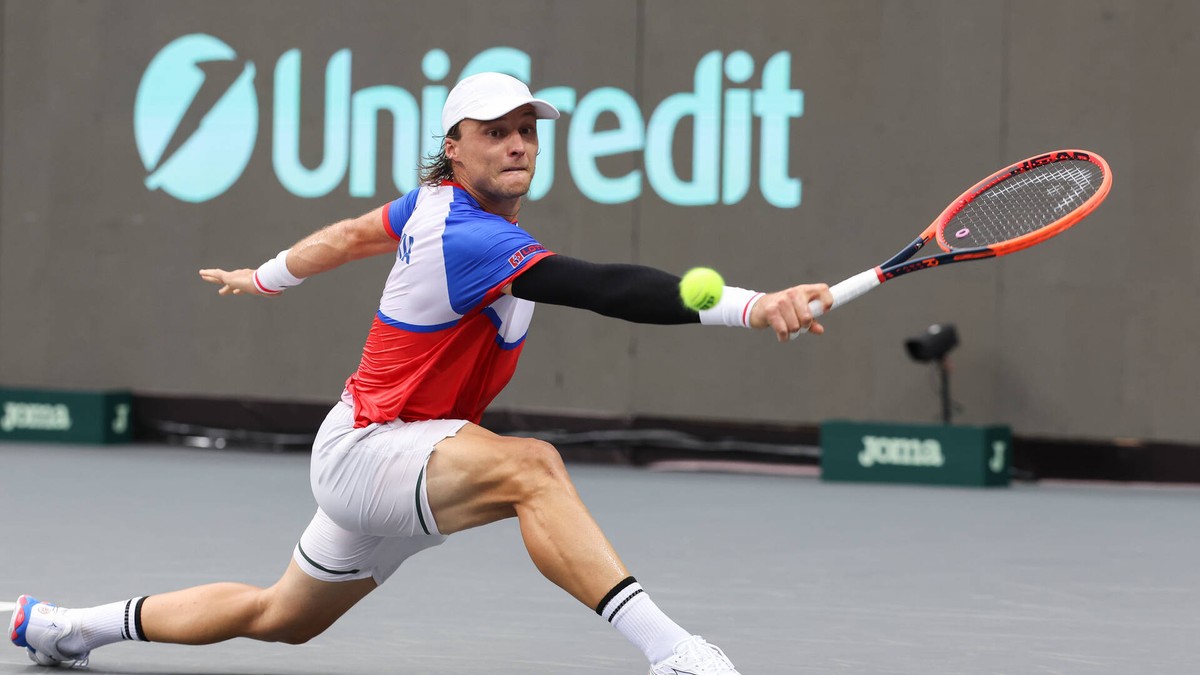 Jozef Kovalík počas zápasu skupinovej fázy finálového turnaja Davis Cupu.