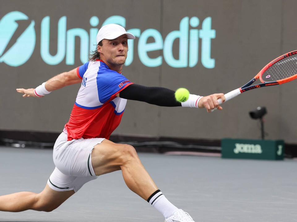 Jozef Kovalík počas zápasu skupinovej fázy finálového turnaja Davis Cupu.