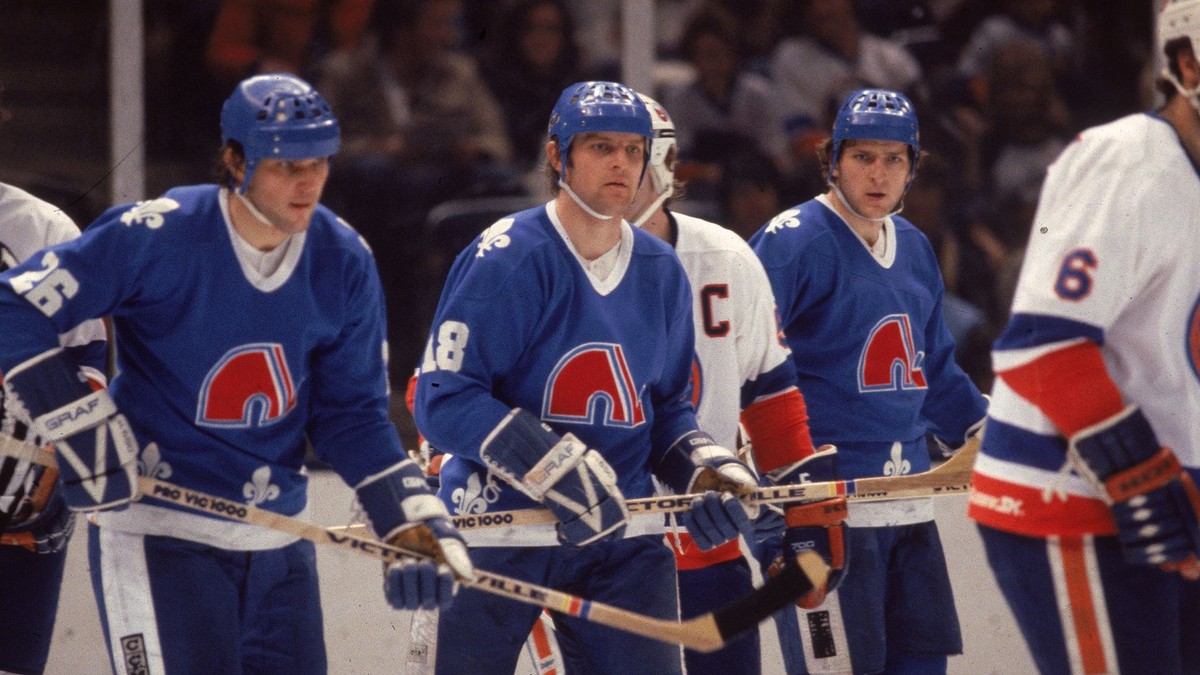 Peter Šťastný (vľavo), Marián Šťastný (v strede) a Anton Šťastný pózujú z tímu Quebec Nordiques v zápase proti New York Islanders.
