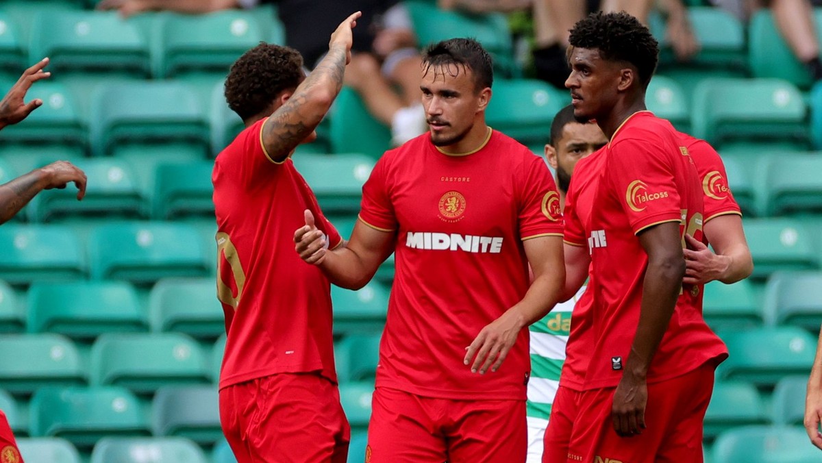 Dávid Strelec oslavuje gól do siete Celticu.