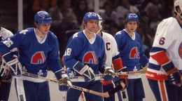 Peter Šťastný (vľavo), Marián Šťastný (v strede) a Anton Šťastný pózujú z tímu Quebec Nordiques v zápase proti New York Islanders.