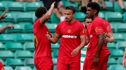 Dávid Strelec oslavuje gól do siete Celticu.