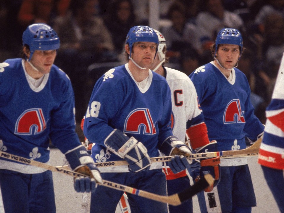 Peter Šťastný (vľavo), Marián Šťastný (v strede) a Anton Šťastný pózujú z tímu Quebec Nordiques v zápase proti New York Islanders.