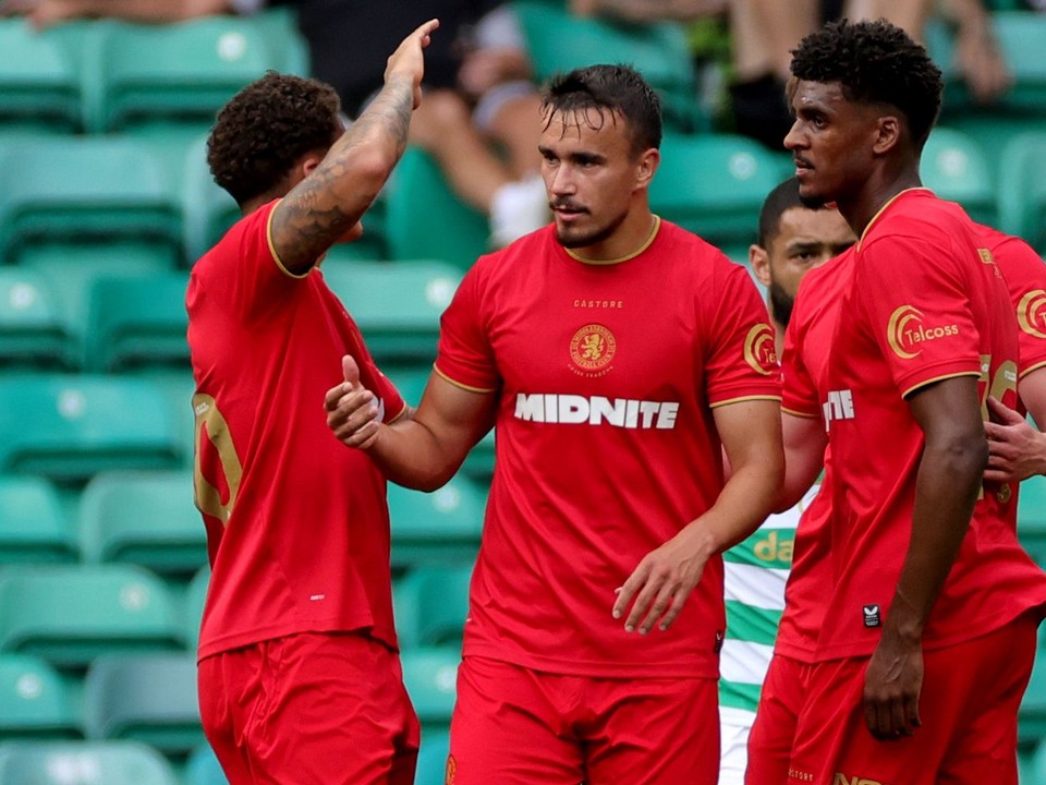 Dávid Strelec oslavuje gól do siete Celticu.