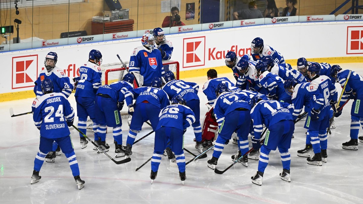 Hráči Slovenska počas prípravného zápasu hráčov do 18 rokov pred Hlinka Gretzky Cupom Slovensko - Kanada.