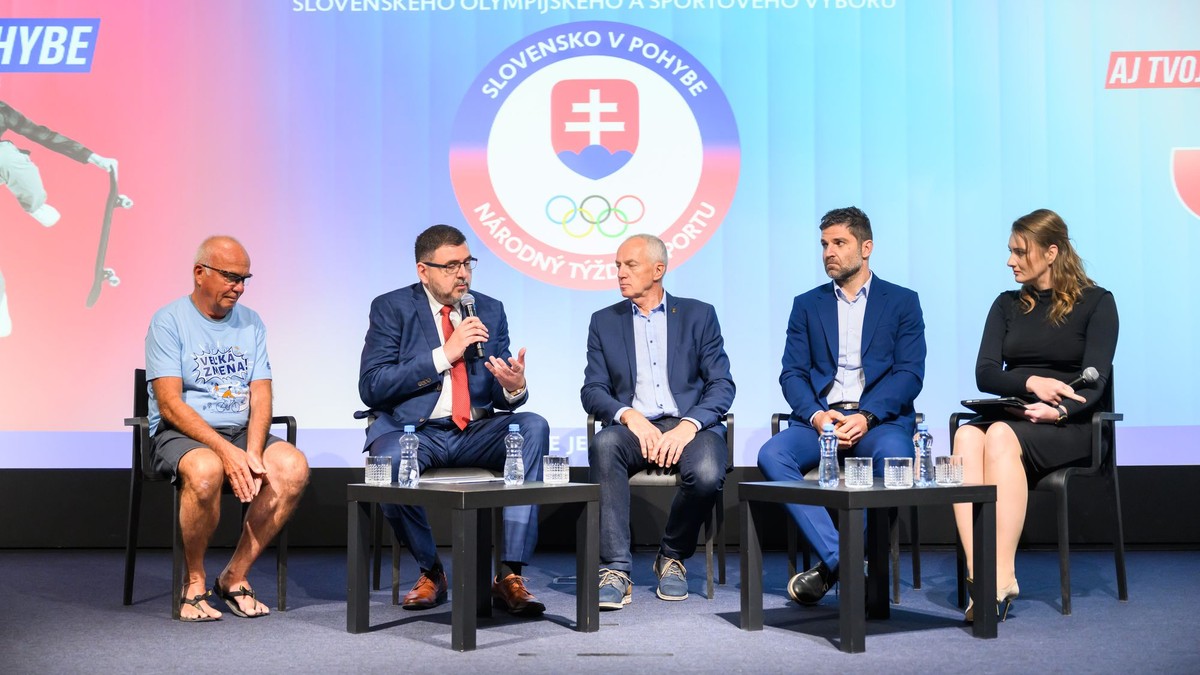 Na snímke zľava národný cyklokoordinátor Peter Klučka, predseda ZMOS Jozef Božik, generálny sekretár SOŠV Jozef Liba, dekan Fakulty telesnej výchovy a športu UK Viktor Bielik a moderátorka  STVR Oľga Konečná.