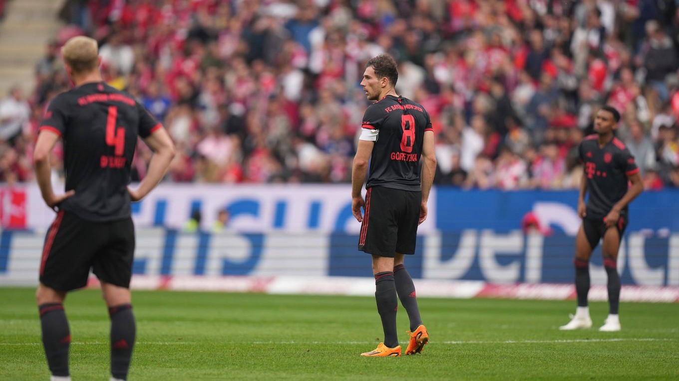 Na snímke sú sklamaní futbalisti Bayernu Mníchov.