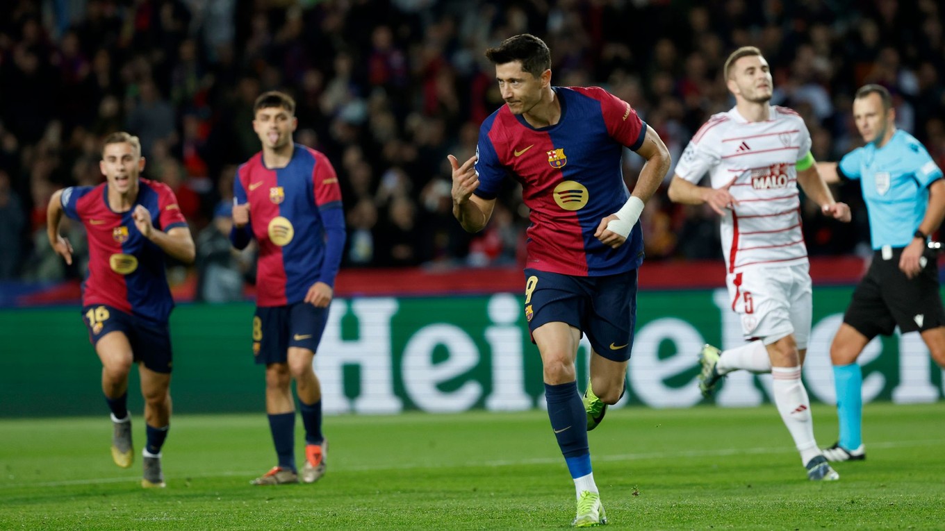 Robert Lewandowski sa teší po strelenom góle v zápase FC Barcelona - Stade Brest v 5. kole ligovej fázy Logy majstrov.