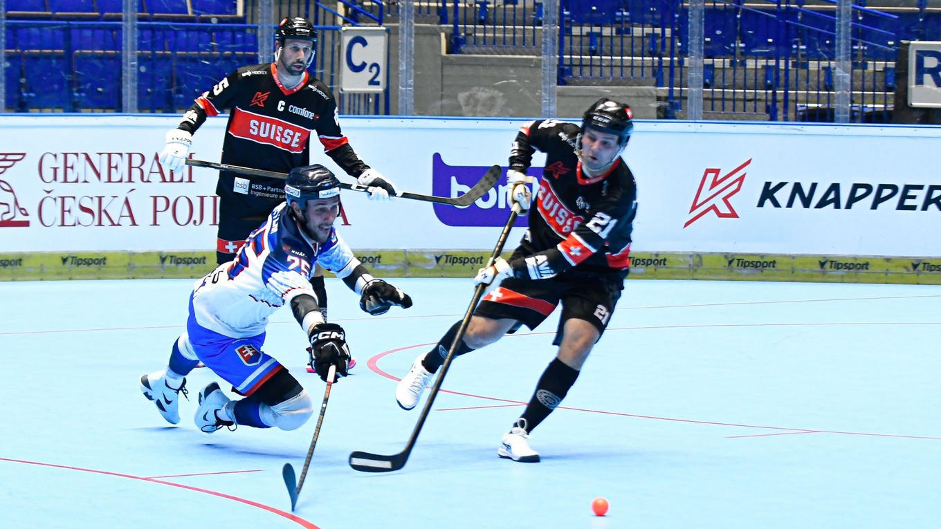 Kapitán Slovenska Ivan Hryzák v súboji v zápase Švajčiarsko - Slovensko na MS.