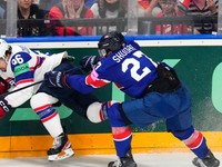 Cole Shudra a Mats Zuccarello počas zápasu Veľká Británia - Nórsko na MS v hokeji 2024. 