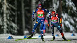 Tarjei Bö (vľavo) a Philipp Nawrath počas pretekov v Östersunde 2023.