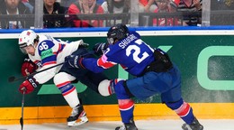 Cole Shudra a Mats Zuccarello počas zápasu Veľká Británia - Nórsko na MS v hokeji 2024. 