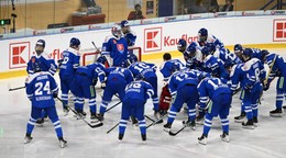 Hráči Slovenska počas prípravného zápasu hráčov do 18 rokov pred Hlinka Gretzky Cupom Slovensko - Kanada.