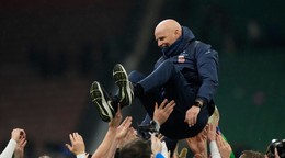Nórski futbalisti vyhadzujú nad hlavy trénera Staaleho Solbakkena po postupe na MS 2026.