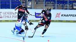 Kapitán Slovenska Ivan Hryzák v súboji v zápase Švajčiarsko - Slovensko na MS.