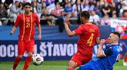 Na snímke vpravo Róbert Boženík (Slovensko) strieľa prvý gól Slovenska počas prípravného futbalového zápasu Slovensko - Čierna Hora.