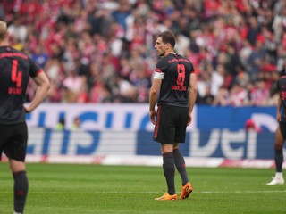 Na snímke sú sklamaní futbalisti Bayernu Mníchov.