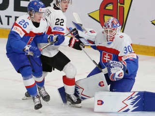 Boris Žabka a brankár Adam Gajan v zápase Slovensko - Švajčiarsko na MS v hokeji do 20 rokov 2024.