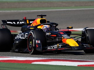 Max Verstappen na Red Bulle počas predsezónnych testov F1 2024 v Bahrajne.