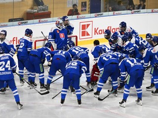 Hráči Slovenska počas prípravného zápasu hráčov do 18 rokov pred Hlinka Gretzky Cupom Slovensko - Kanada.