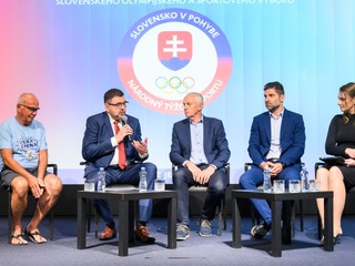 Na snímke zľava národný cyklokoordinátor Peter Klučka, predseda ZMOS Jozef Božik, generálny sekretár SOŠV Jozef Liba, dekan Fakulty telesnej výchovy a športu UK Viktor Bielik a moderátorka STVR Oľga Konečná.