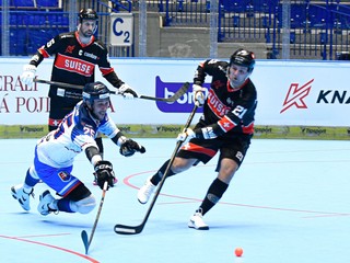 Kapitán Slovenska Ivan Hryzák v súboji v zápase Švajčiarsko - Slovensko na MS.