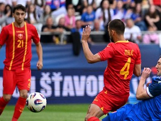 Na snímke vpravo Róbert Boženík (Slovensko) strieľa prvý gól Slovenska počas prípravného futbalového zápasu Slovensko - Čierna Hora.