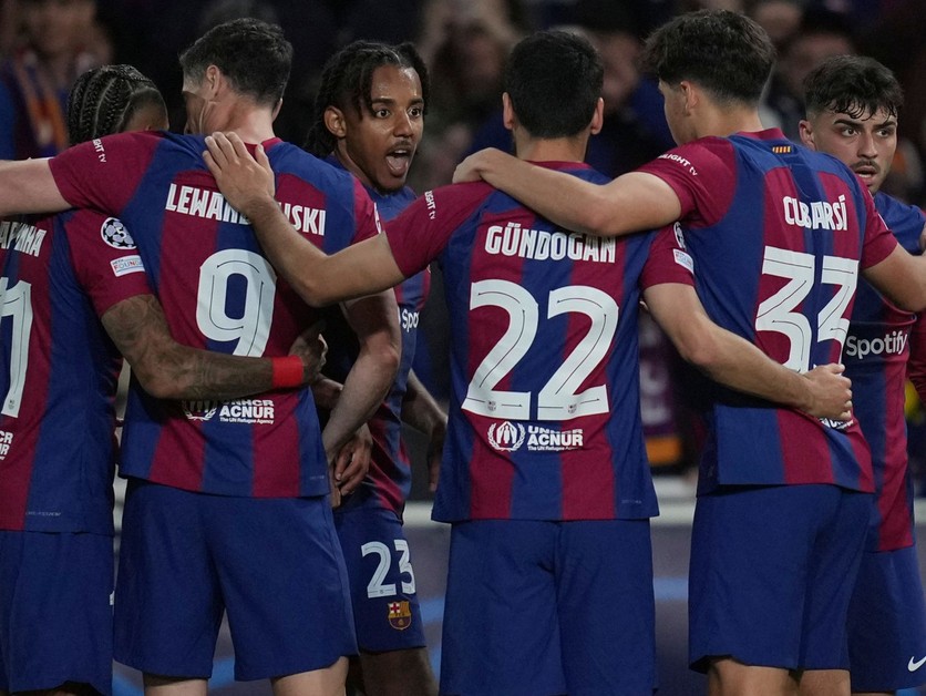 Raphinha oslavuje gól so spoluhráčmi počas odvety štvrťfinále Ligy majstrov medzi Barcelonou a PSG. 