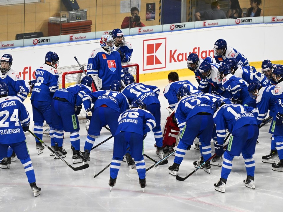 Hráči Slovenska počas prípravného zápasu hráčov do 18 rokov pred Hlinka Gretzky Cupom Slovensko - Kanada.