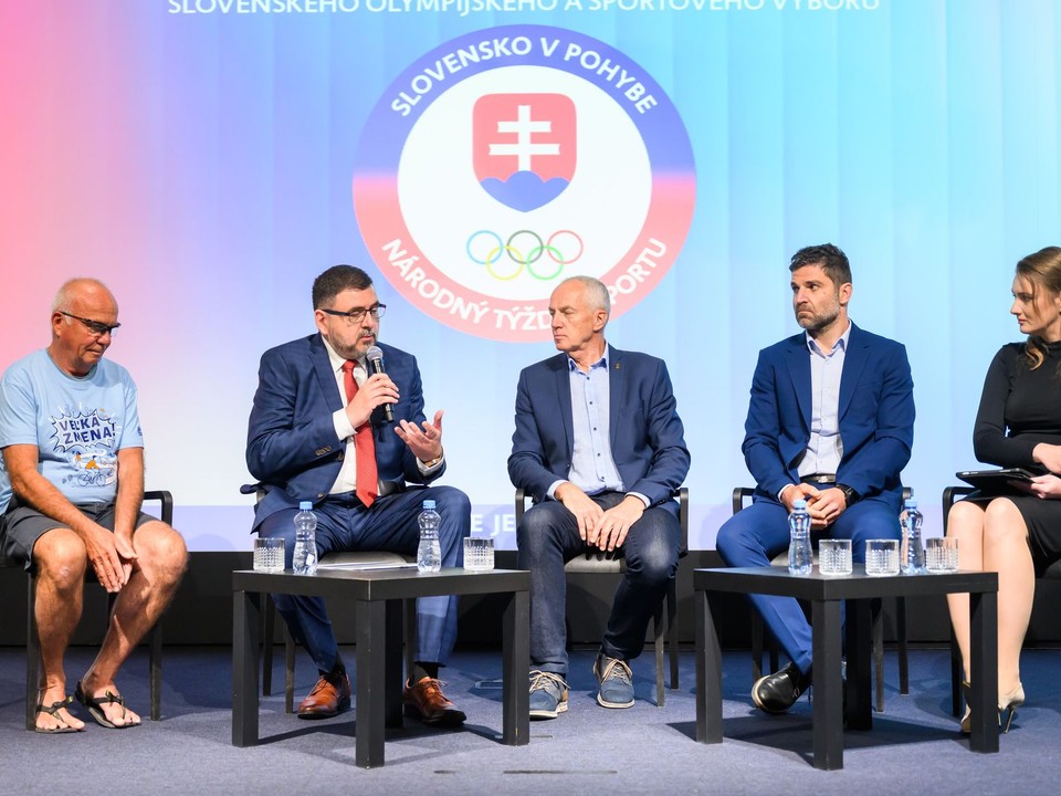 Na snímke zľava národný cyklokoordinátor Peter Klučka, predseda ZMOS Jozef Božik, generálny sekretár SOŠV Jozef Liba, dekan Fakulty telesnej výchovy a športu UK Viktor Bielik a moderátorka  STVR Oľga Konečná.