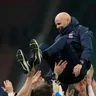 Nórski futbalisti vyhadzujú nad hlavy trénera Staaleho Solbakkena po postupe na MS 2026.