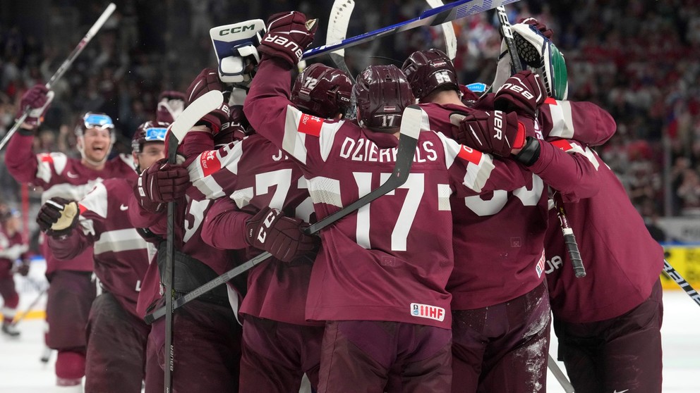 Radosť reprezentantov Lotyšska na MS v hokeji 2023. 