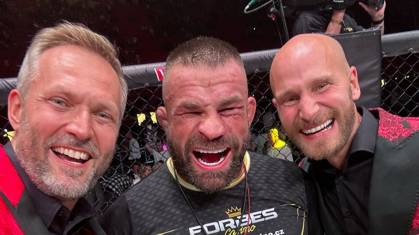 Ondřej Novotný (vľavo) a Pavol Neruda (vpravo) s Karlosom Vémolom (uprostred). 