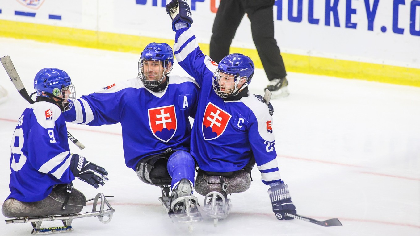 Slovenskí reprezentanti oslavujú víťazný gól.