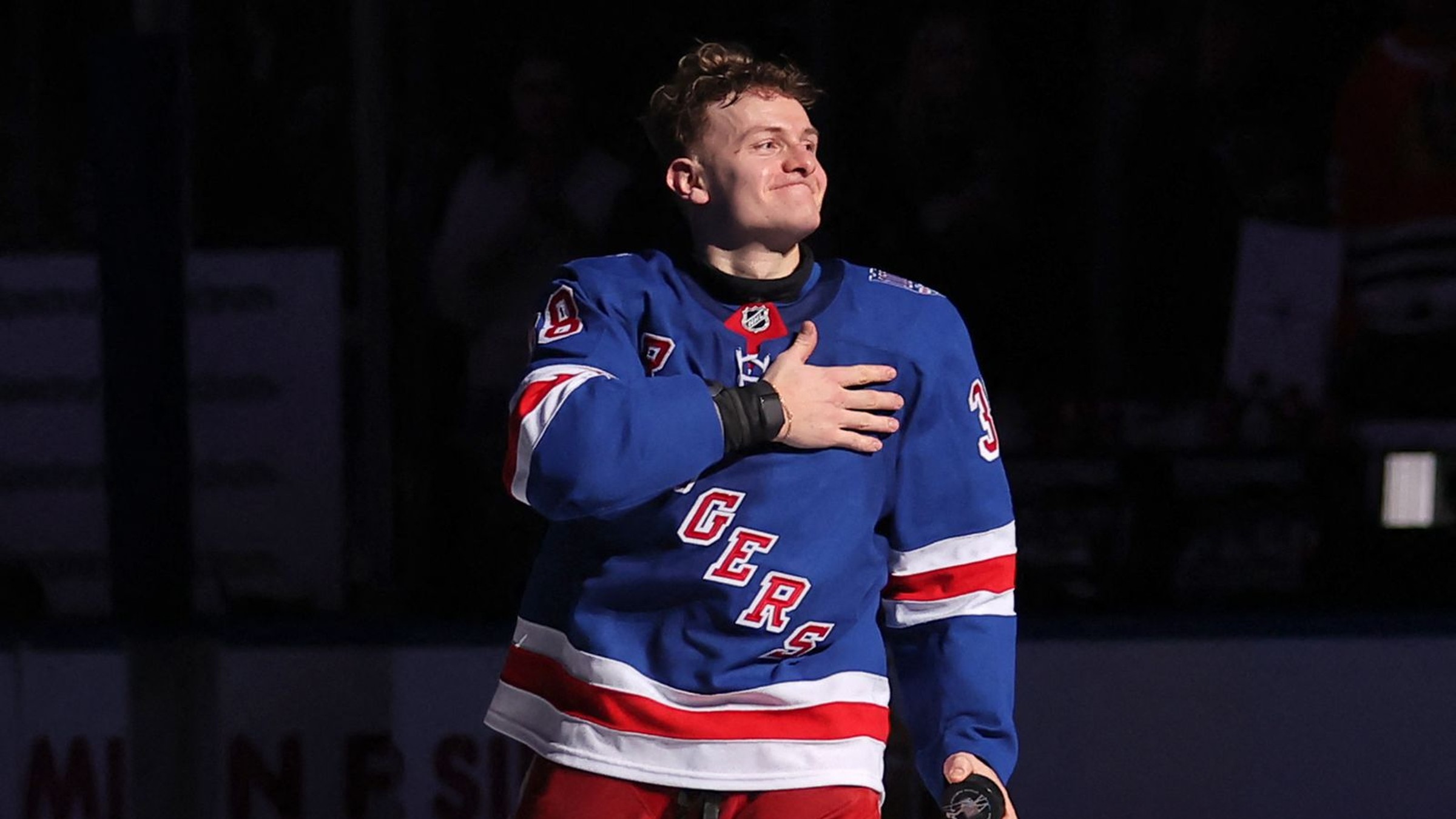 Adam Sýkora po domácom zápase New Yorku Rangers proti Chicagu, v ktorom strelil premiérový gól v NHL. 