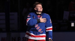 Adam Sýkora po domácom zápase New Yorku Rangers proti Chicagu, v ktorom strelil premiérový gól v NHL. 