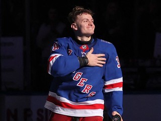 Adam Sýkora po domácom zápase New Yorku Rangers proti Chicagu, v ktorom strelil premiérový gól v NHL. 