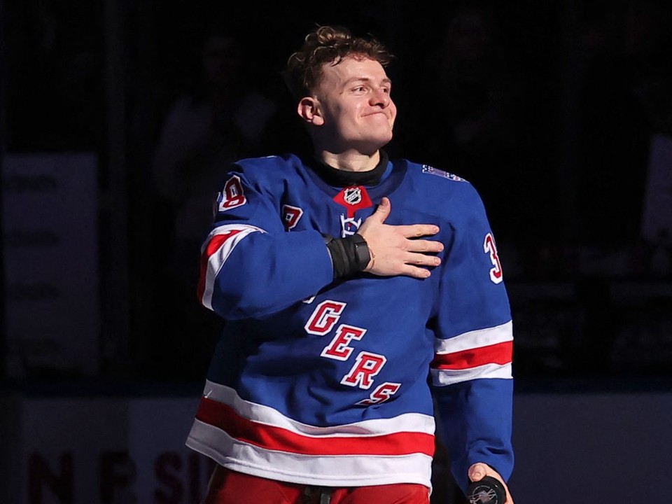 Adam Sýkora po domácom zápase New Yorku Rangers proti Chicagu, v ktorom strelil premiérový gól v NHL. 