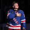 Adam Sýkora po domácom zápase New Yorku Rangers proti Chicagu, v ktorom strelil premiérový gól v NHL. 