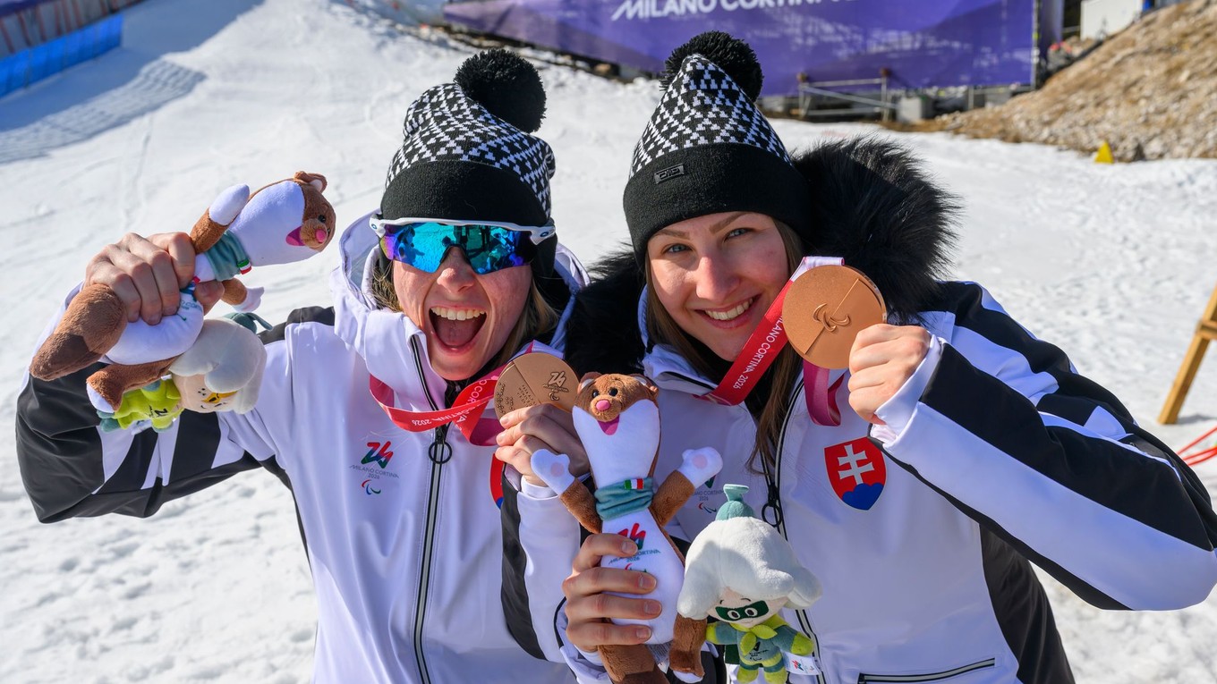 Paralyžiarka Alexandra Rexová (vľavo) a navádzačka Sophia Polák získali bronz v zjazde na ZPH 2026.