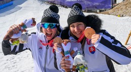 Paralyžiarka Alexandra Rexová (vľavo) a navádzačka Sophia Polák získali bronz v zjazde na ZPH 2026.