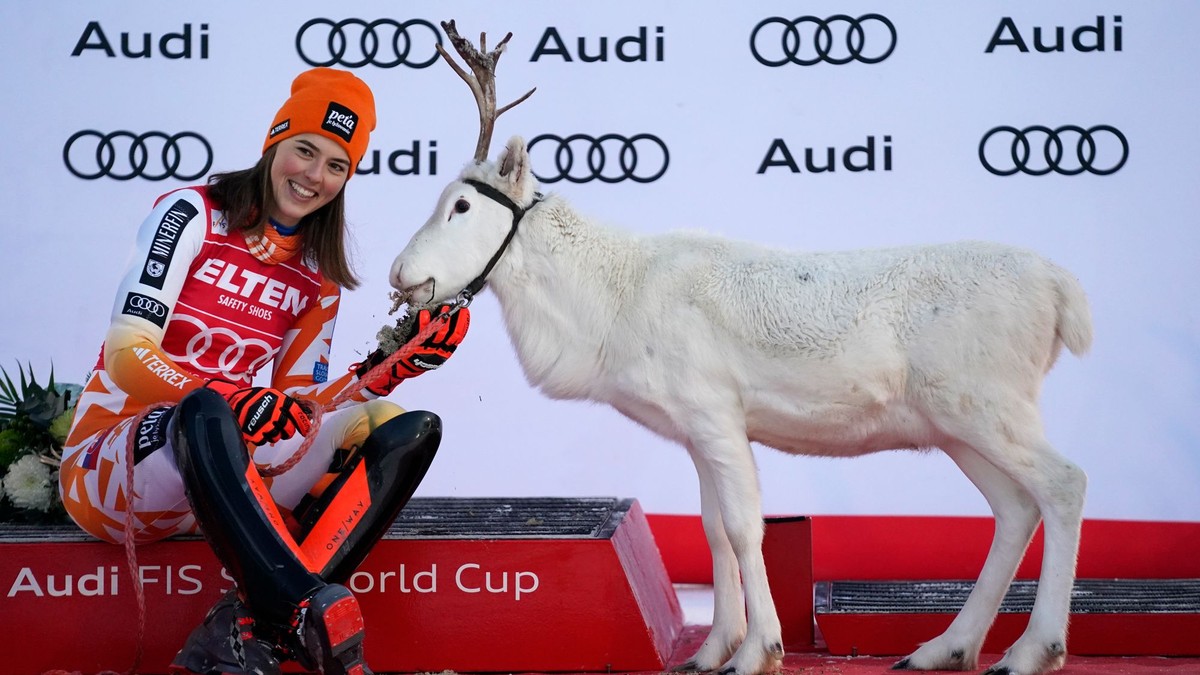 Petra Vlhová pózuje so sobom po víťazstve v Levi